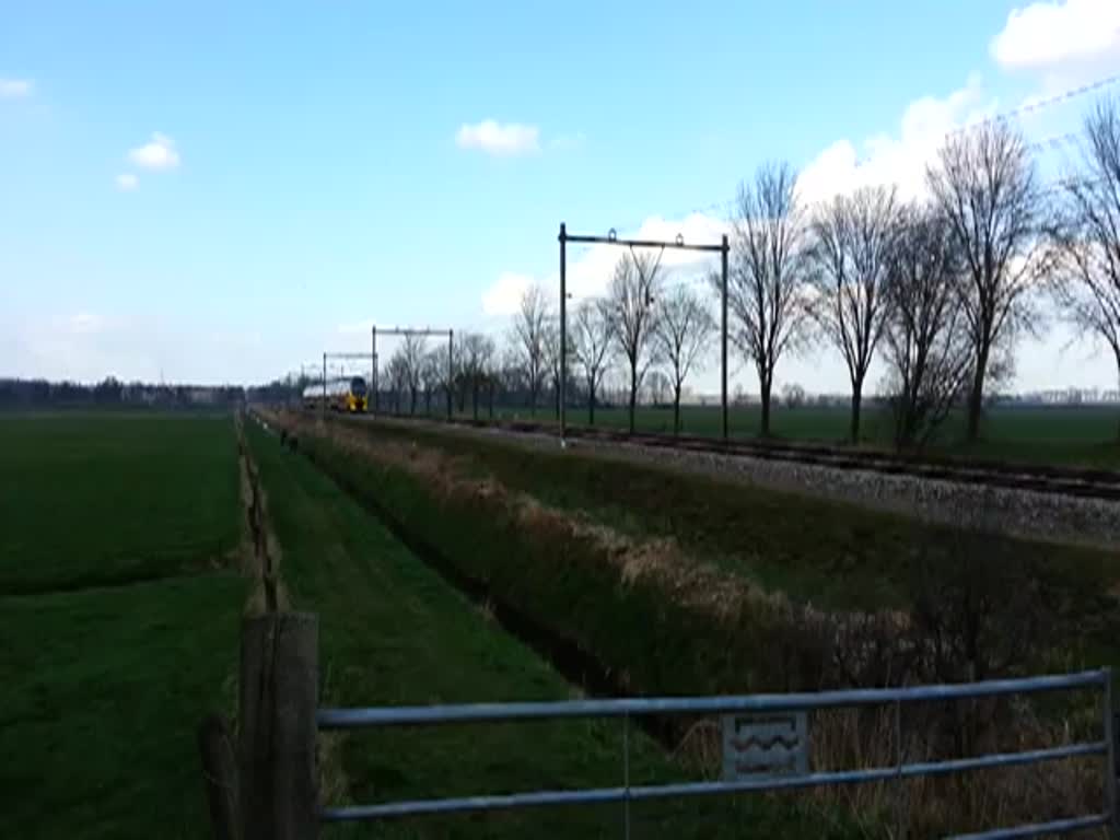Ein VIRM eilt vorbei auf die Strecke Amsterdam-Amersfoort bei Soest 05-03-2014.