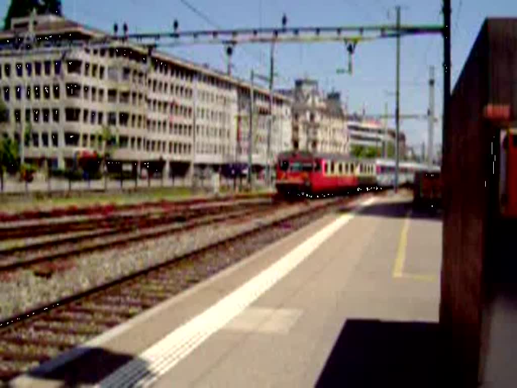 Ein Voralpenexpress fhrt gerade in St. Gallen Hbf ein. Am 21.04.07 , dieser Zug kommt von Romanshorn und fhrt weiter nach Luzern. Gestossen hat den Zug eine Re 420