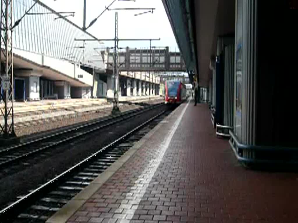 Ein VT 646 aus Korbach Sd wird aus dem Bahnhof Kassel-Wilhelmshhe rausrangiert. (25.07.2009)