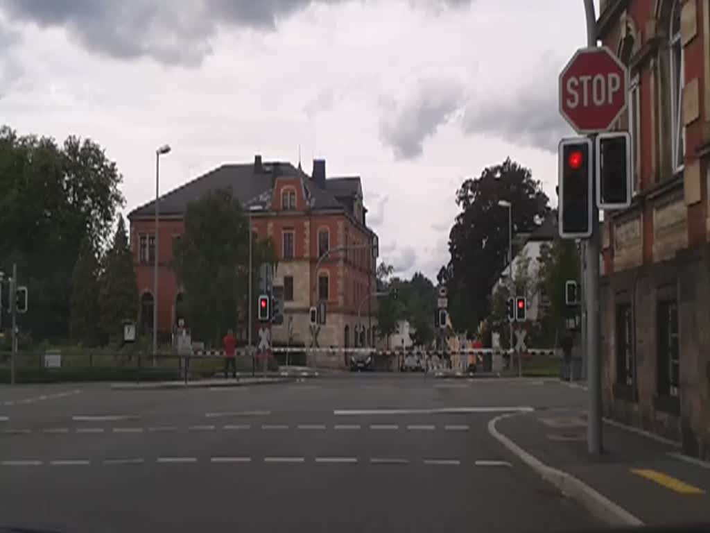 Ein VT 648 durchfährt den Bahnübergang von schwarzenbach an der Saale. Das Video wurde am 5. Juni 2014 gedreht. 