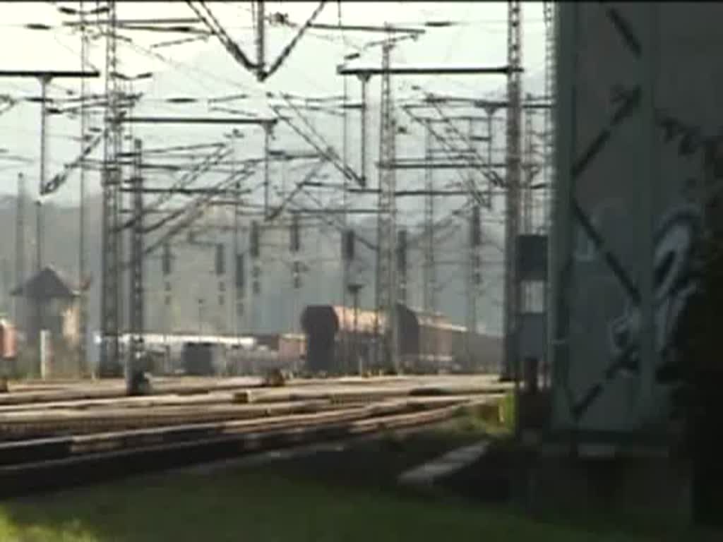 Ein Walfisch durchfhrt als RB nach Arnstadt Hbf die Saalfelder Bahnhofsbrcke. (24.10.2009)