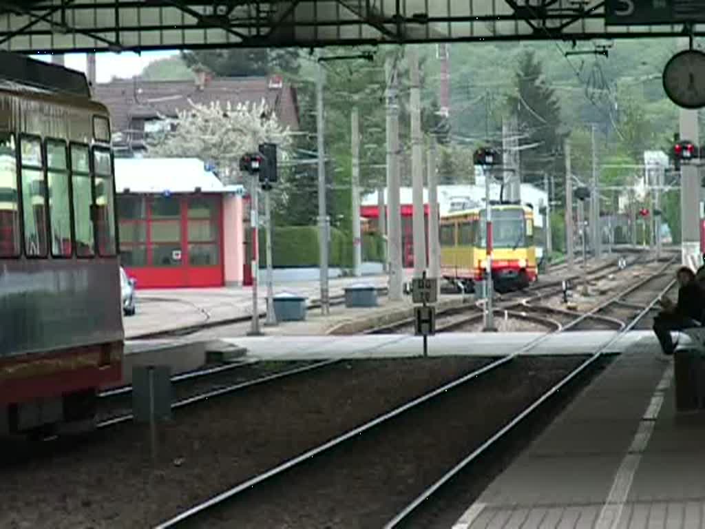 Ein weiterer Triebwagen wird im Bahnhof Ettlingen Stadt an eine vorhandene Stadbahn angehngt. Der zweite Wagen hat bereits vorne und hinten die neuen digitalen Displays. Gefilmt am 17. April 2009 (1:42 Minuten).