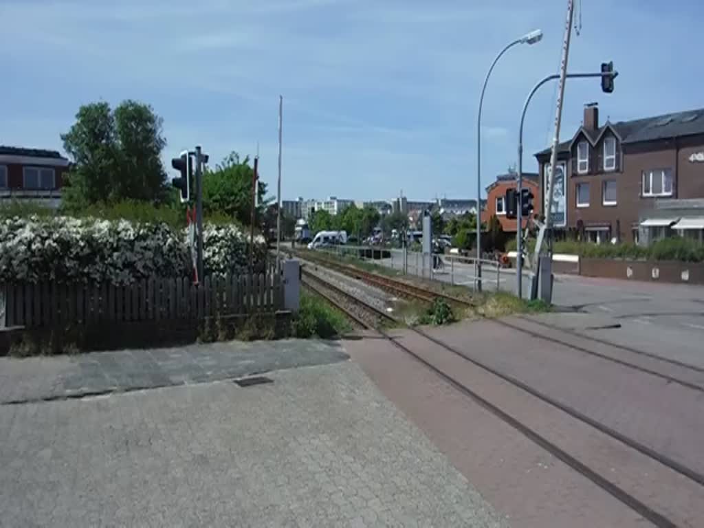 Ein Wendezug der Borkumer Kleinbahn auf dem Weg von Bahnhof Borkum zum Fähranleger 29.5.2023