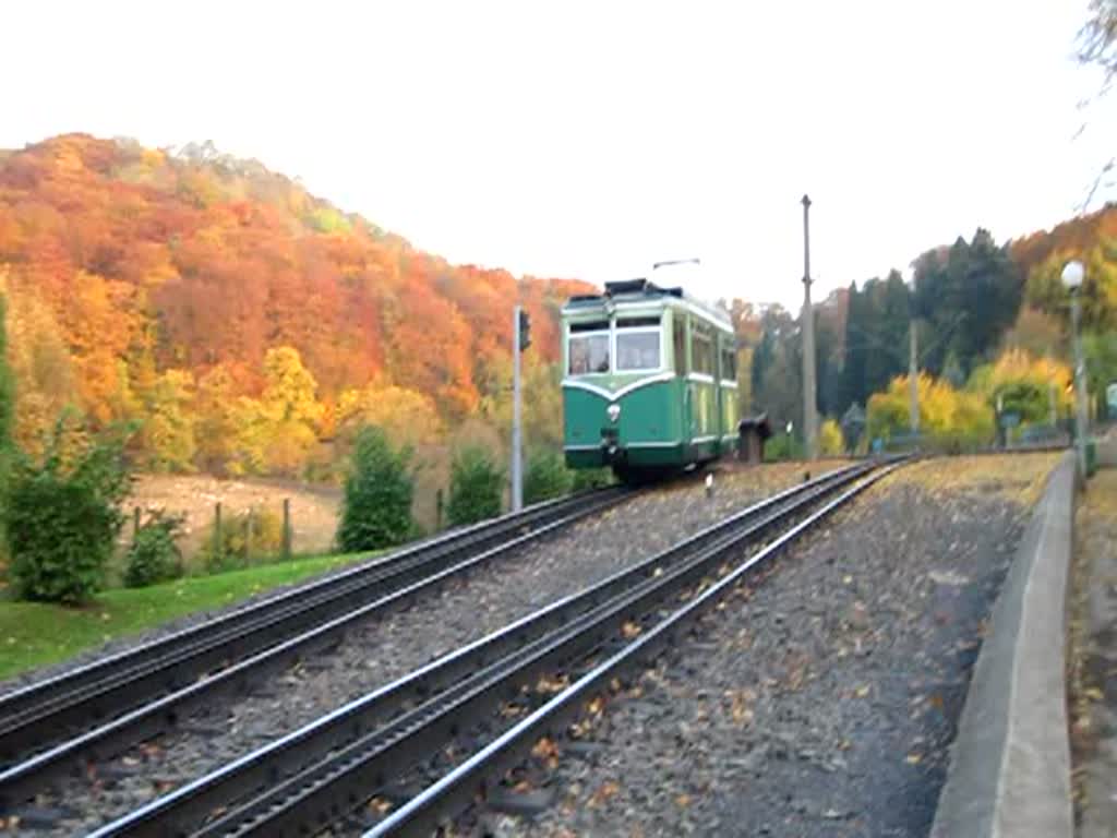 Ein Zahnradtriebwagen der Drachenfelsbahn fhrt in Richtung Talbahnhof
am 30.10.09.