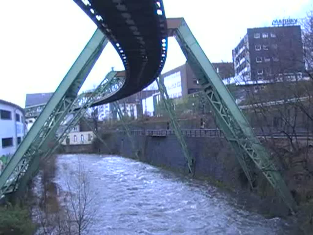 Ein Zug der Schwebebahn und ein Regionalzug begegnen sich. 21.3.2008