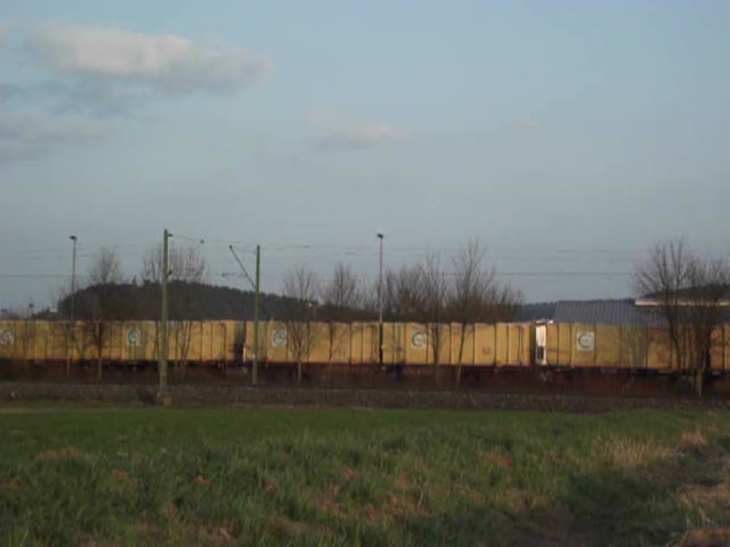 Eine 111 ist am 28. Mrz 2011 mit ihrem RE/RB Nrnberg-Lichtenfels-Kronach auf der Frankenwaldbahn bei Neuses (bei Kronach) unterwegs. Im Hintergrund sieht man brigens die Wagen der Mllumladestation Kronach-Neuses auf deren Anschlussgleis.