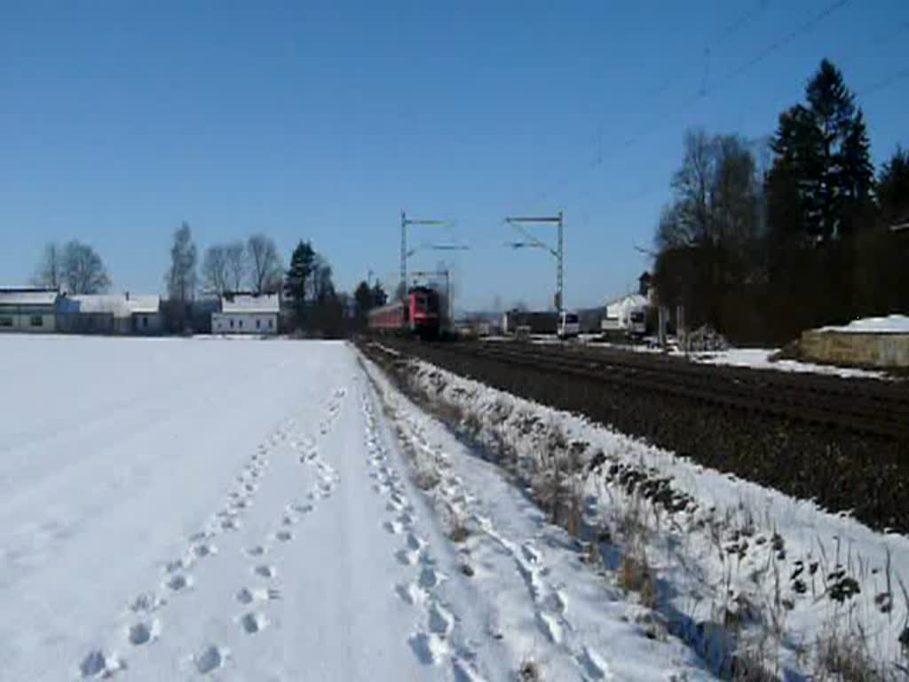 Eine 111 fhrt mit ihrer RB nach Kronach in den Bahnhof Redwitz (Rodach) ein. (14.02.2009)