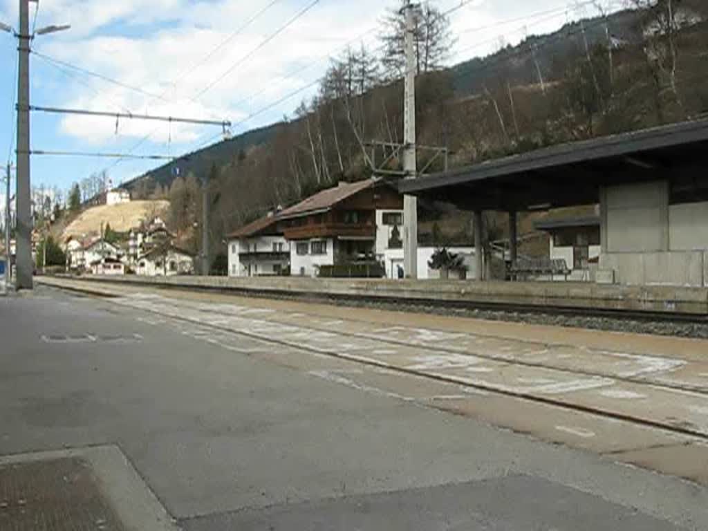 Eine 1144 leistet einer DB 182er mit ihrem KLV-Zug Vorspann zum Brenner,25.0
3.2010