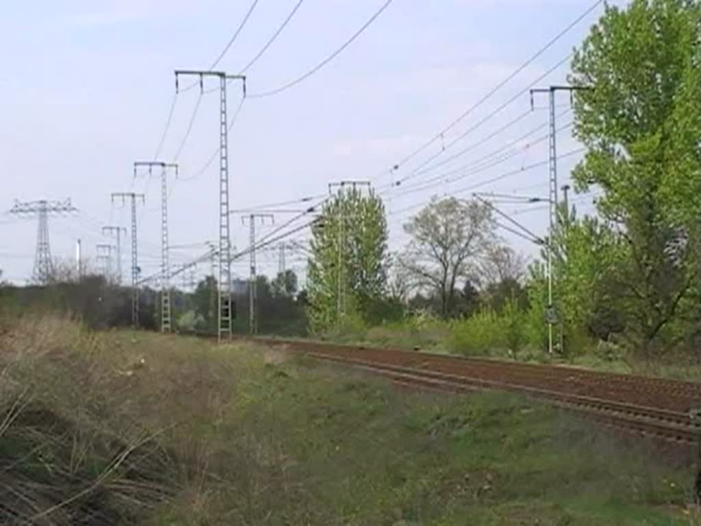 Eine 155 mit Gterzug in Berlin-Wuhlheide. 27.4.2008