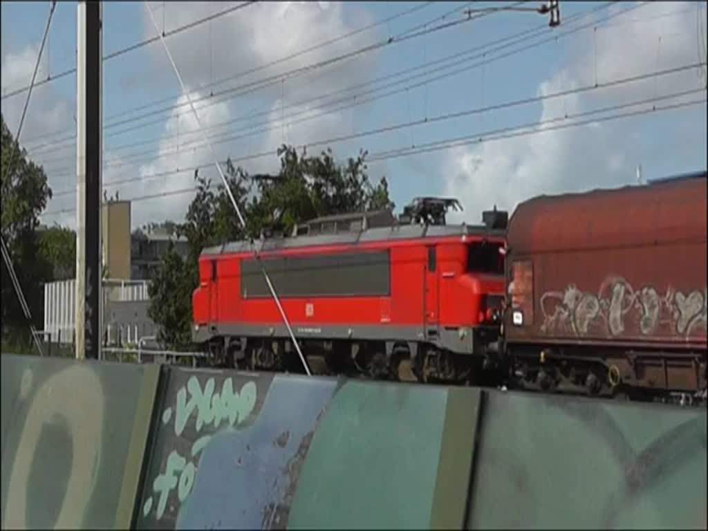 Eine 1600 von DB-Schenker fährt am 9. Juli 2015 mit eine Güterzug durch Leiden in Richtung Rotterdam