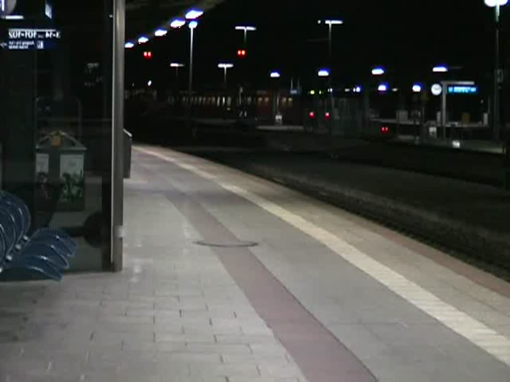 Eine 181 215-5 zieht am Abend des 15. Januar 2008 einen leeren IC (oder EC?) als  Sonderzug  mit der Nummer SDZ 48034 mit 10 Minuten Versptung in den Bahnhof Karlsruhe. Die Lok und die unbeleuchteten Waggons haben als Ziel Saarbrcken Hbf.