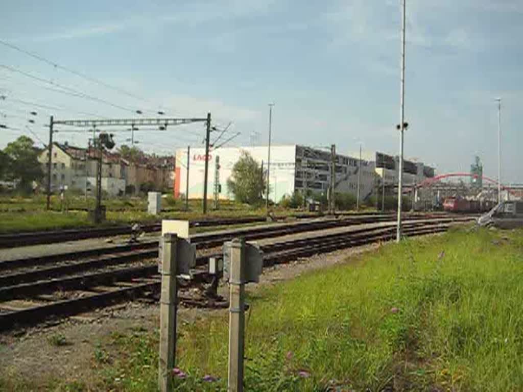 Eine 185 fhrt mit einem gemischten Gterzug von Konstanz ber die Landesgrenze nach Kreuzlingen (CH). 