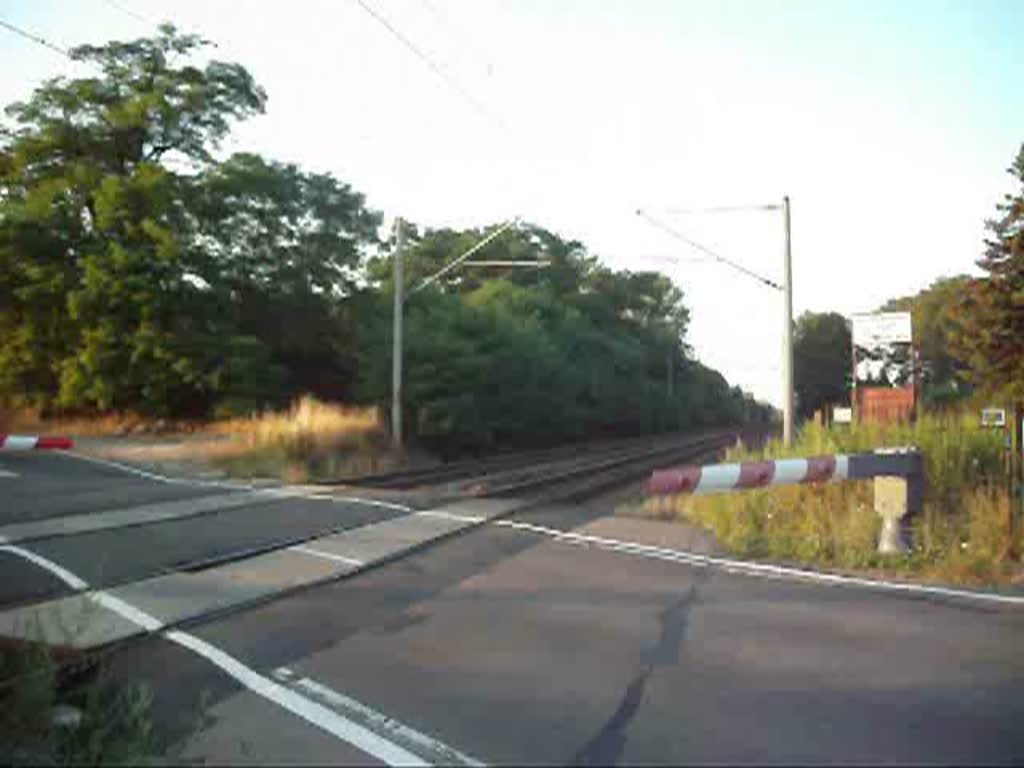 Eine 185 zog am 21.7.10 einen gemischten Gterzug in Richtung Leipzig-Leutzsch. Entgegen kommt der ICE-T in Richtung Naumburg(S).