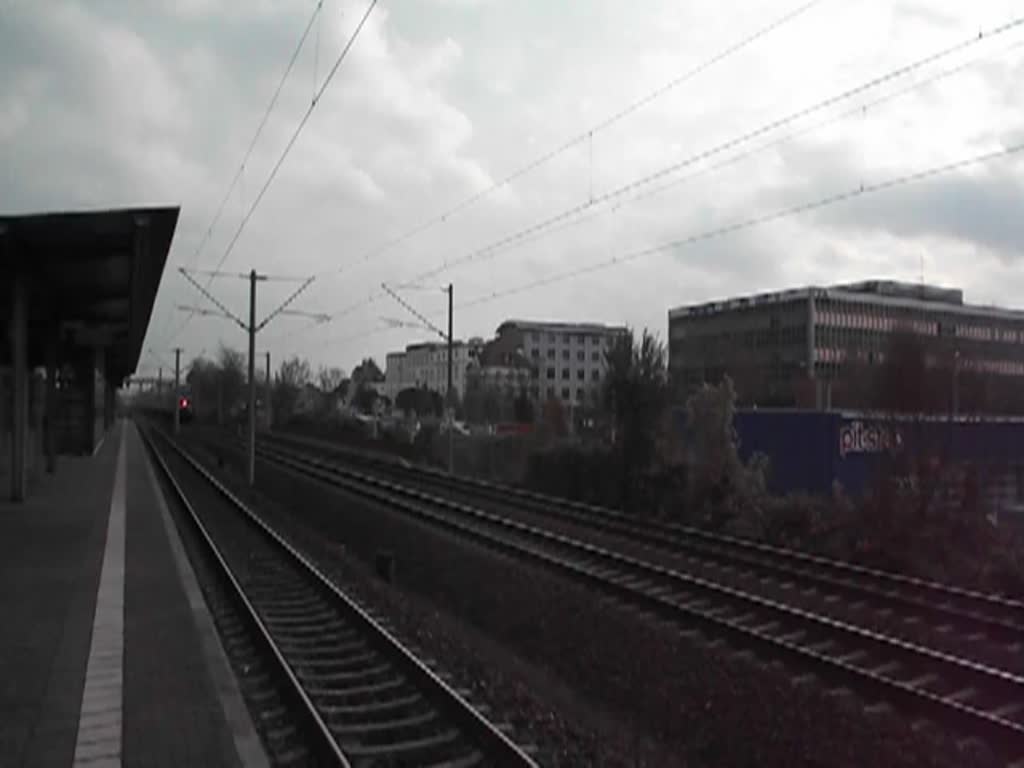 Eine 233 xxx x zieht hier einen Güterzug durch den S Bahnhof Dresden - Dobritz in Richtung Dresden Hauptbahnhof . 15.11.2014