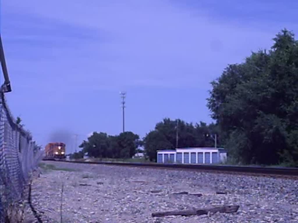 Eine 3-fach Traktion Dash-9 passiert am 17.07.2009 den kleinen Ort Rose Hill in Kansas.