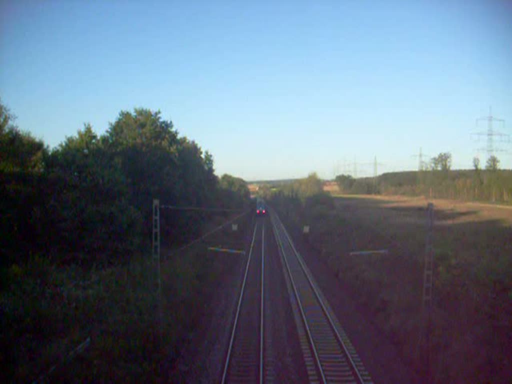 Eine Baureihe 185 der TX-Logistik AG fhrt in richtung Frankfurt und kreuzt eine Regionalbahn nach Fulda.Die Baureihe 185 gab freundlich ein 
Hupen von sich:)