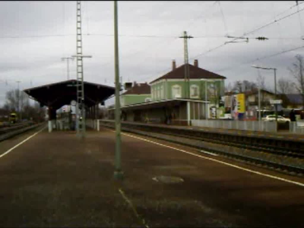 Eine BLS Re 485 durchfhrt mit einem Autotransportzug den Bahnhof Mllheim(Baden) in Richtung Basel.