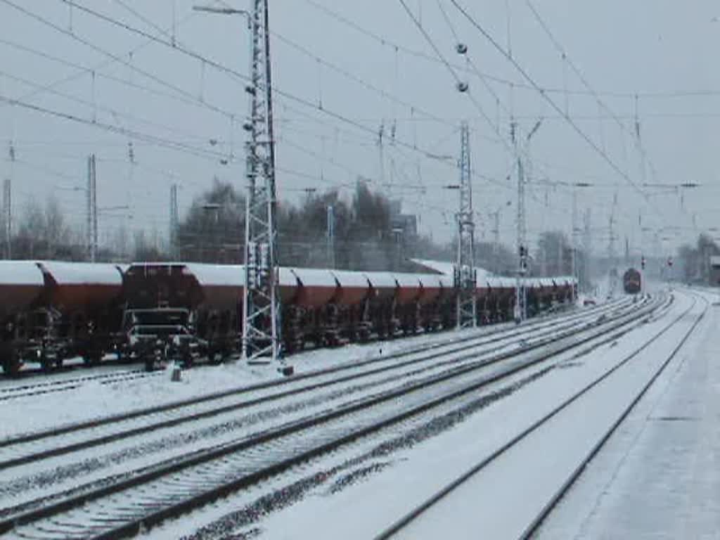 Eine BR 101 beschleunigt am 03.01.2010 mit einem IC aus Bochum Hbf in Richtung Essen am Hp BO-Ehrenfeld vorbei.