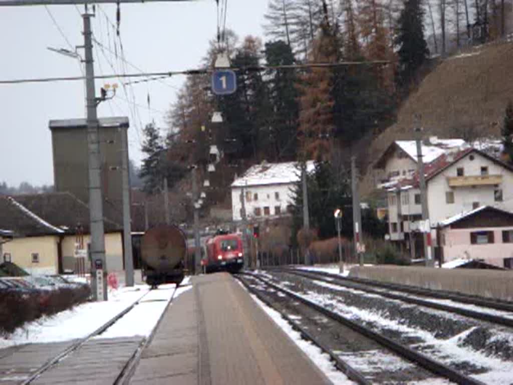 Eine BR 1016 kreuzt bam 14.11.2007 mit ihrem EC in Steinach i.T. eine BR 189 mit ihrem GZ.