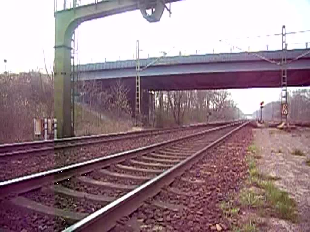 Eine BR 155 mit Containerwagen bei der Durchfahrt des Bahnhofes Dedensen/Gmmer in Richtung Seelze am 04.04.2009