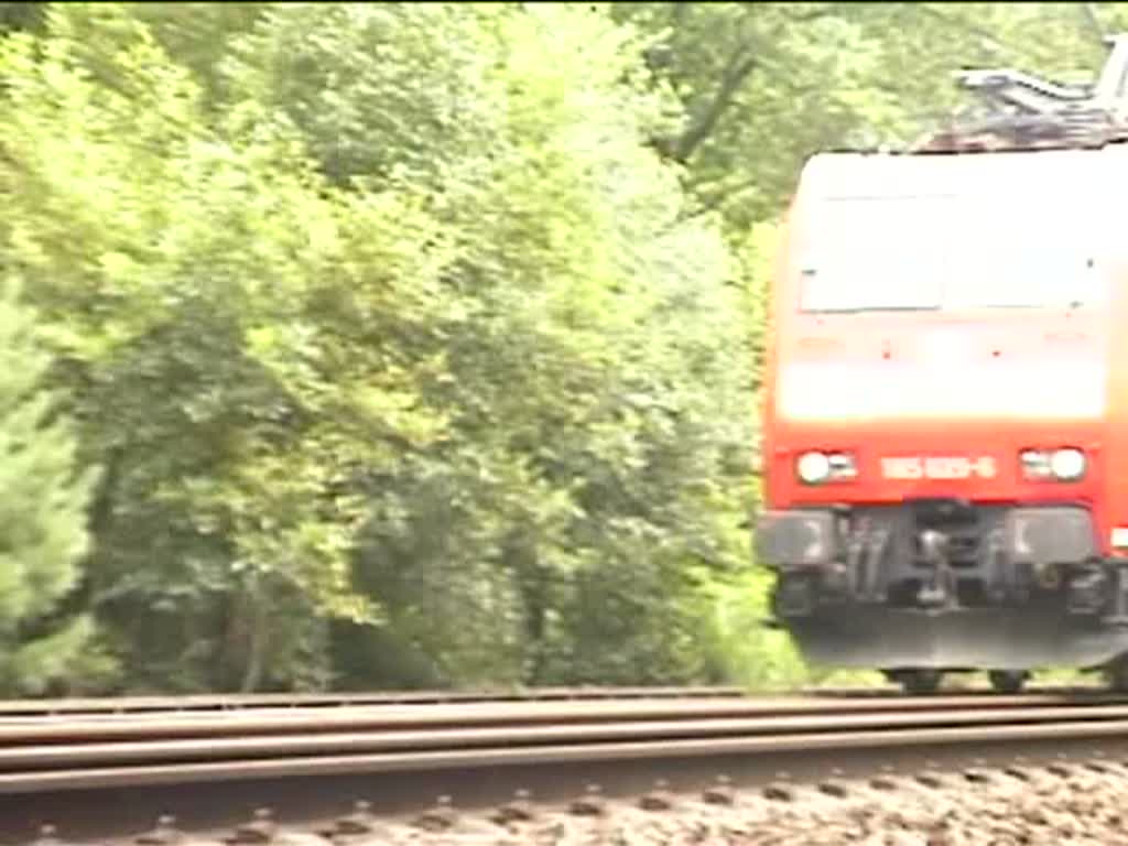 Eine BR 185 029-6 zieht einen Containerzug zwischen Hochspeyer und kurz vor Kaiserslautern. Leider war der Zug schneller wie meine Kamera :-) 08.04.2005