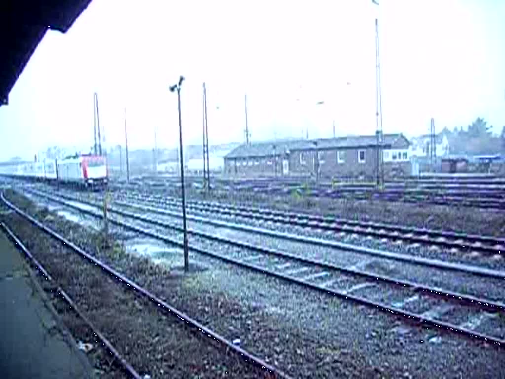 Eine BR 185 der ITL Eisenbahngesellschaft mbH mit Khlcontainern fuhr am 25.03.2009 in Seelze Rangierbahnhof ein