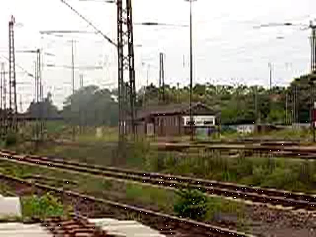 Eine BR 185 der TX Logistik mit Containerwagen bei der Einfahrt in den Seelzer Rangierbahnhof am 26.05.2009  