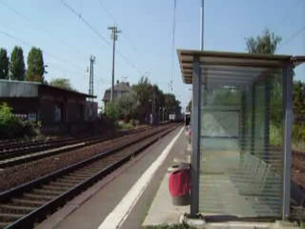 Eine BR 185 der TX Logistik in Maintal Ost mit lauter Fercam LKW Trailer.