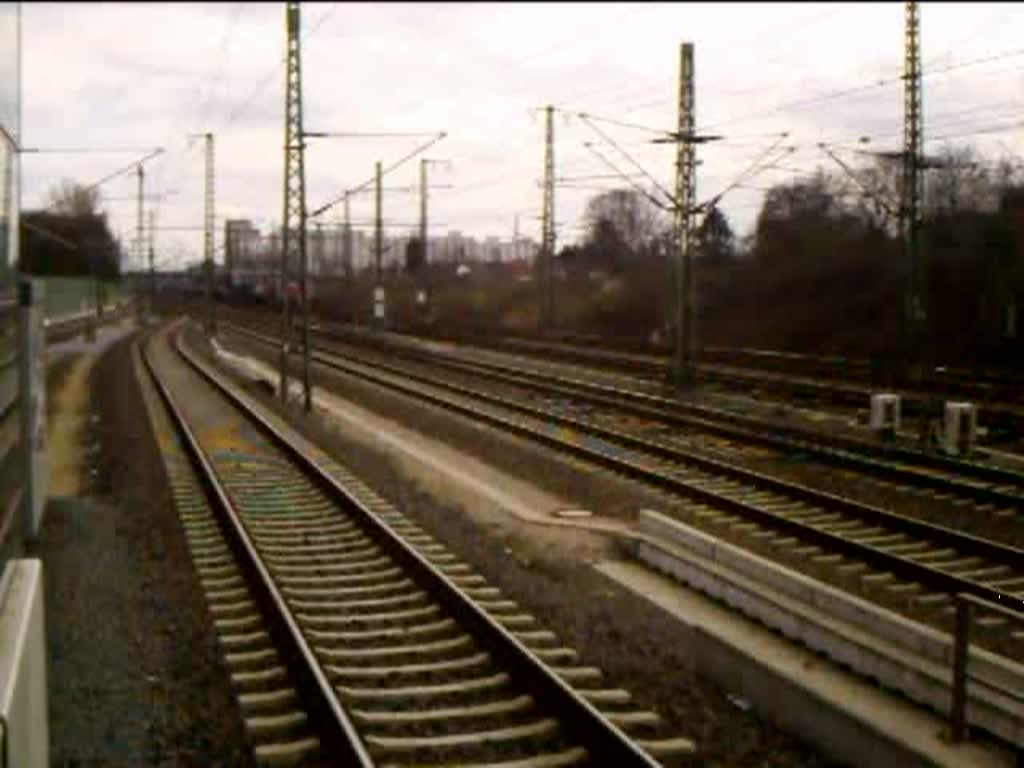 Eine Br 185.2 umfhrt mit ihrem KLV-Gterzug den Gbf Kln-Gremberg in Richtung Sdbrcke und wird dabei vom RE9 Wissen(Sieg) - Aachen mit Br 111 berholt. Standpunkt: Kln-Steinstrae am 29.03.08