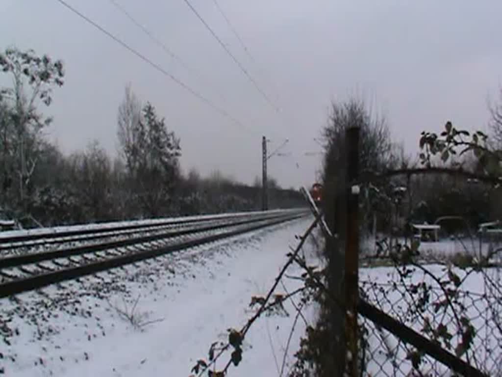 Eine BR 212 der DB bei Maintal als bargabefahrt im Winter. 