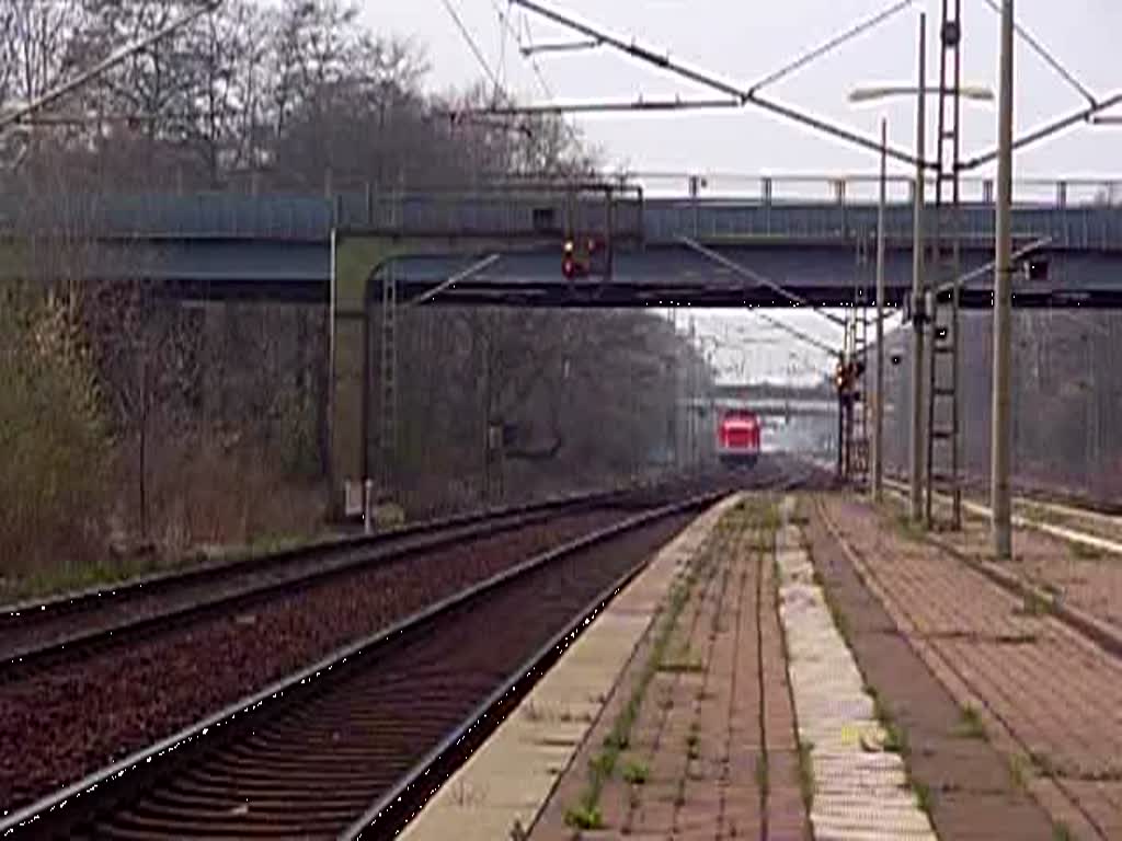 Eine BR 212 mit einem kurzen Bauzug bei der Durchfahrt des kleinen Bahnhofes Dedensen/Gmmer am 04.04.2009 in Richtung Seelze.