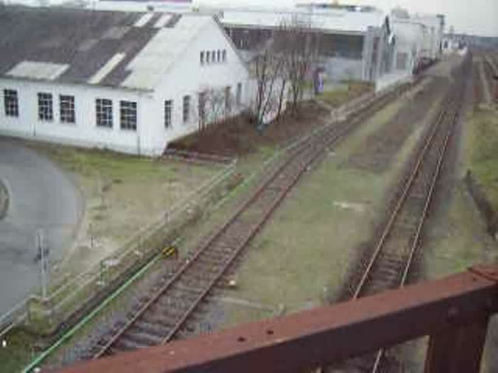 Eine BR 365 der DB auf dem Hafenbahngleisen in Frankfurt Ost. Da nur noch die HFM (Hafenbahn) eine Dieseltankstelle in FFM Ost besitzt muss die DB Lok einmal die Woche auf fremde Gleise der HFM und rangiert vor zum Abstellgleis, dann zum Ausfahrtgleis und wieder zurck zu den DB Gleisen unter dem Ratswegkreisel an der Hanauer Landstrae.