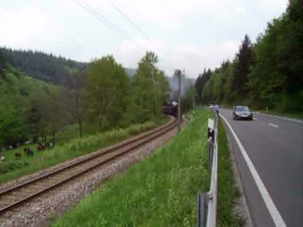 Eine BR 50 der Ulmer Eisenbahnfreunde zwischen  Marxsell und Frauenalb. 