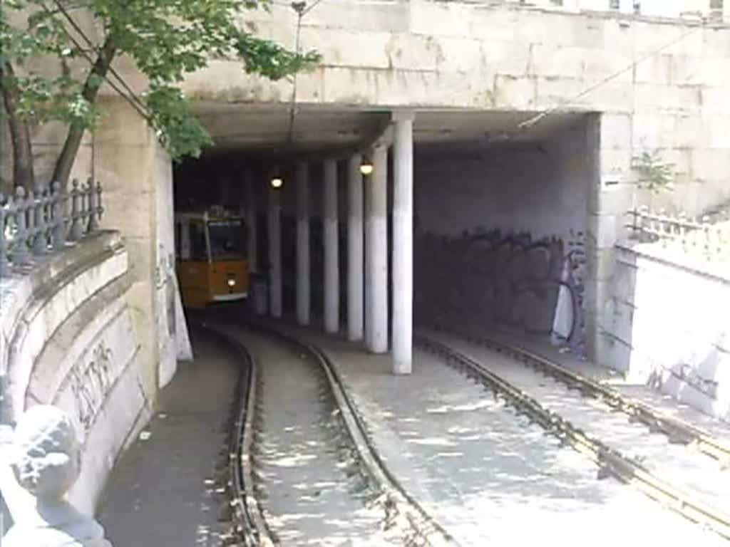 Eine Budapester Straßenbahn durchquert am 20.05.2012 den  Kreisverkehrtunnel  nahe des Magyar Nemzeti Museums.