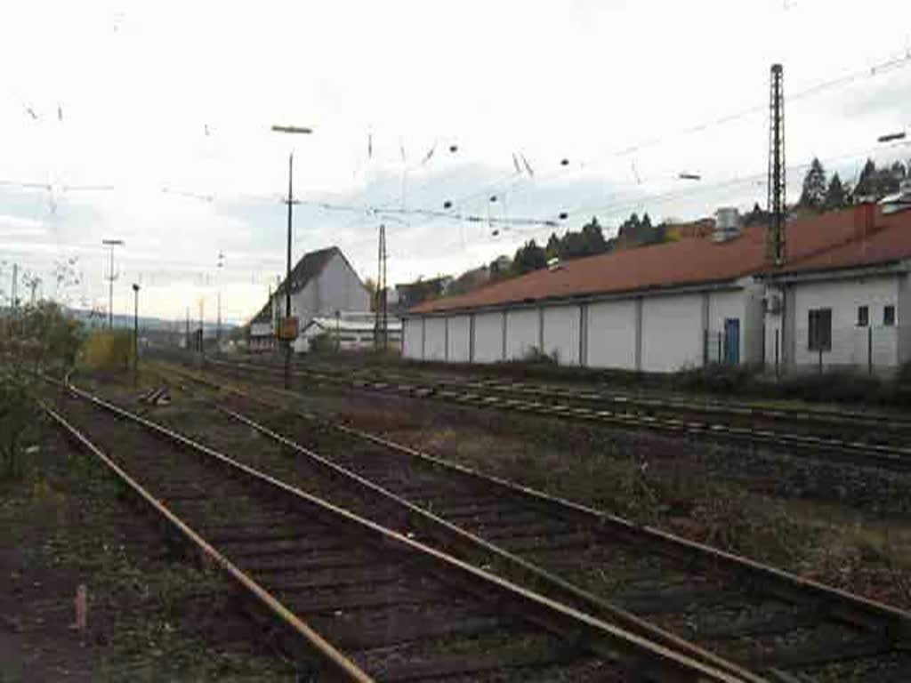 Eine Class 66 der HGK mit Kesselwagenzug in Fahrtrichtung Norden. Erwischt in Bad Hersfeld am 26.10.08, Gru an den netten Triebfahrzeugfhrer!