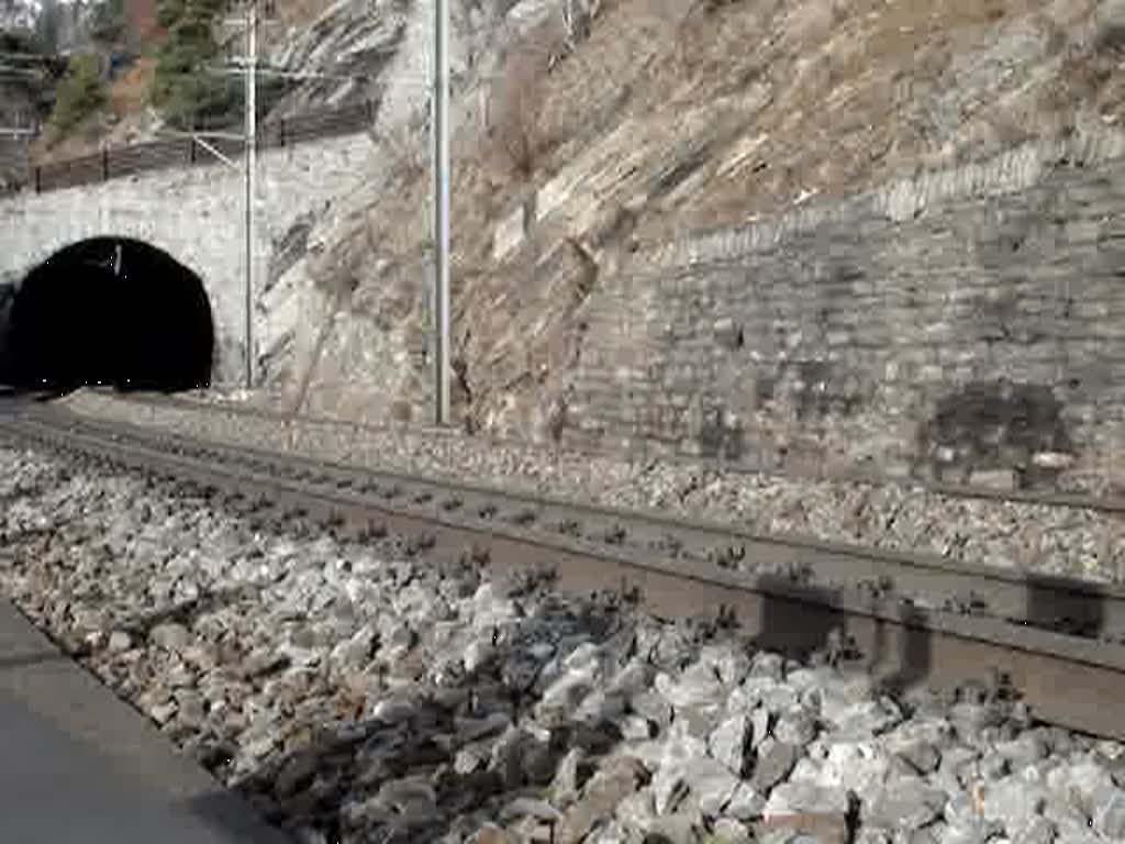 Eine DB BR-185 und eine Crossrail 185.2 kommen am 6.12.2007 aus dem Schluchitunnel whrend ein IC nach Romanshorn hineinfhrt.