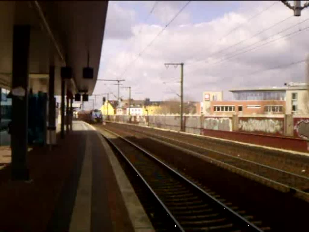 Eine Diesellok V 151 der Ruhrtalbahn fhrt mit Schotterzug durch Kln-Ehrenfeld in Richtung Kln-West.