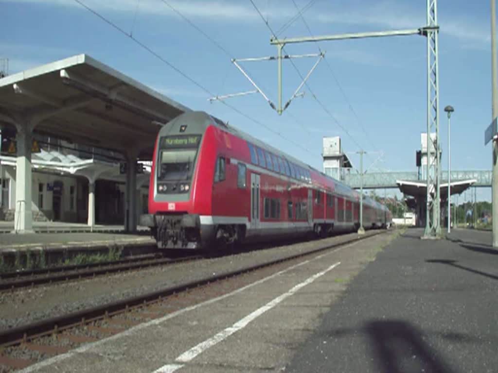 Eine Doppelstock Garnitur verlsst am 16. Juli 2011 als RE nach Nrnberg Hbf den Sonneberger Hbf.