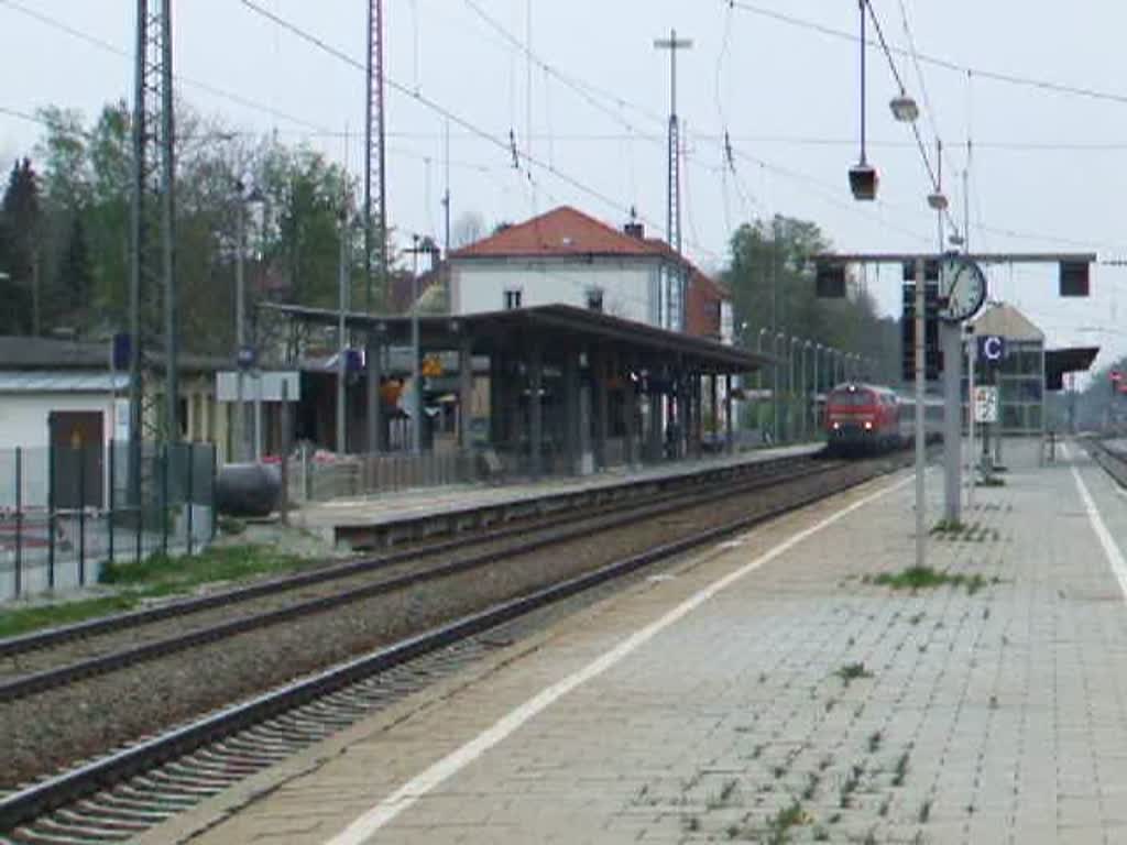 Eine Doppeltraktion 218 durchfhrt am 22.04.2009 den S-Bahn Endbahnhof Geltendorf mit einem EC in Richtung Lindau.