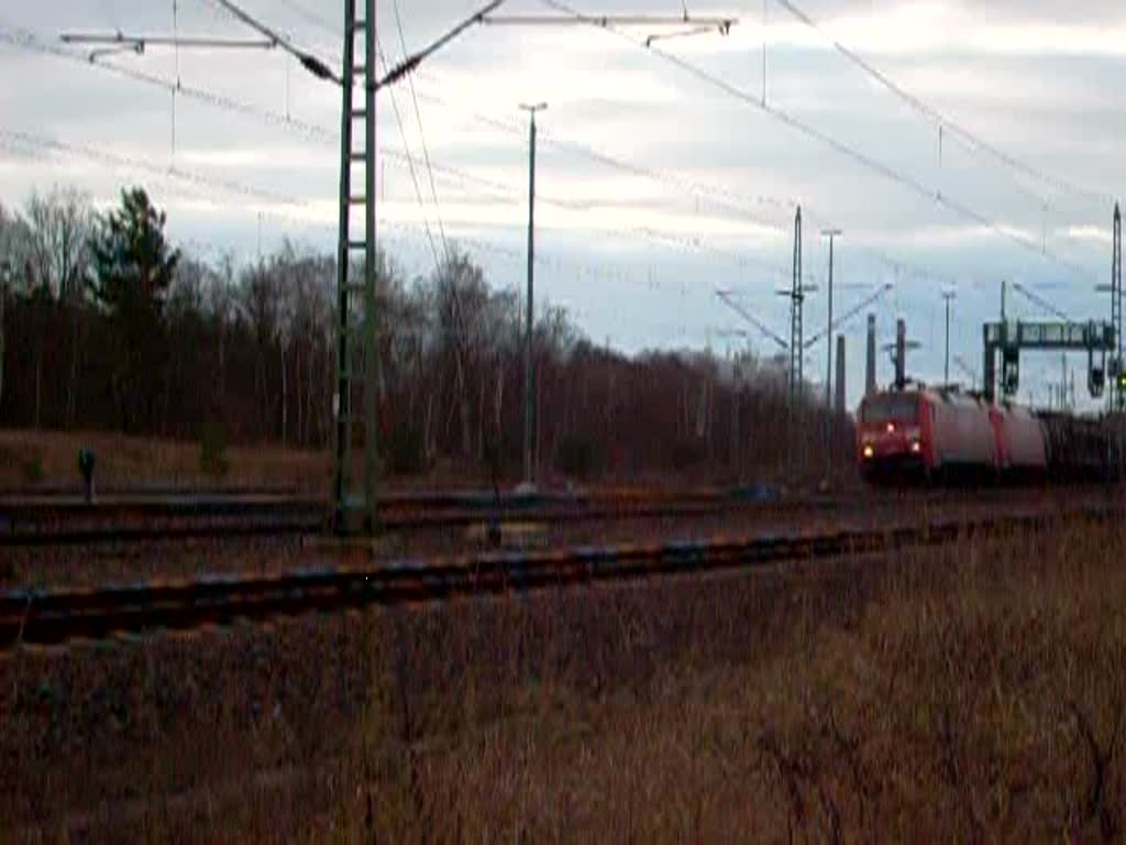 Eine Doppeltraktion der Baureihe 152 bespannt einen Gterzug Richtung Berlin. Gefilmt bei der Durchfahrt in Muldenstein.