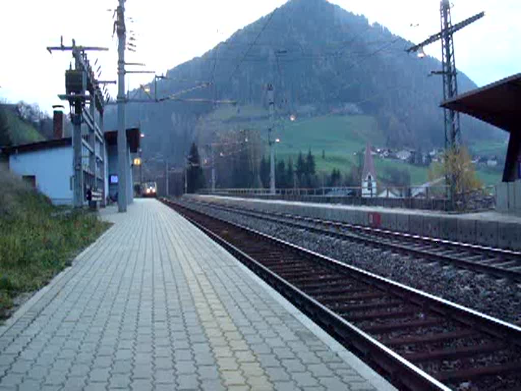 Eine E 189 zieht am 8.11.2008 einen GZ zu Tal bei St. Jodok.