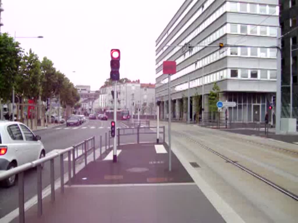 Eine ein- und abfahrende Tram A in richtung Champratel an der Haltestelle Maison de la Culture.