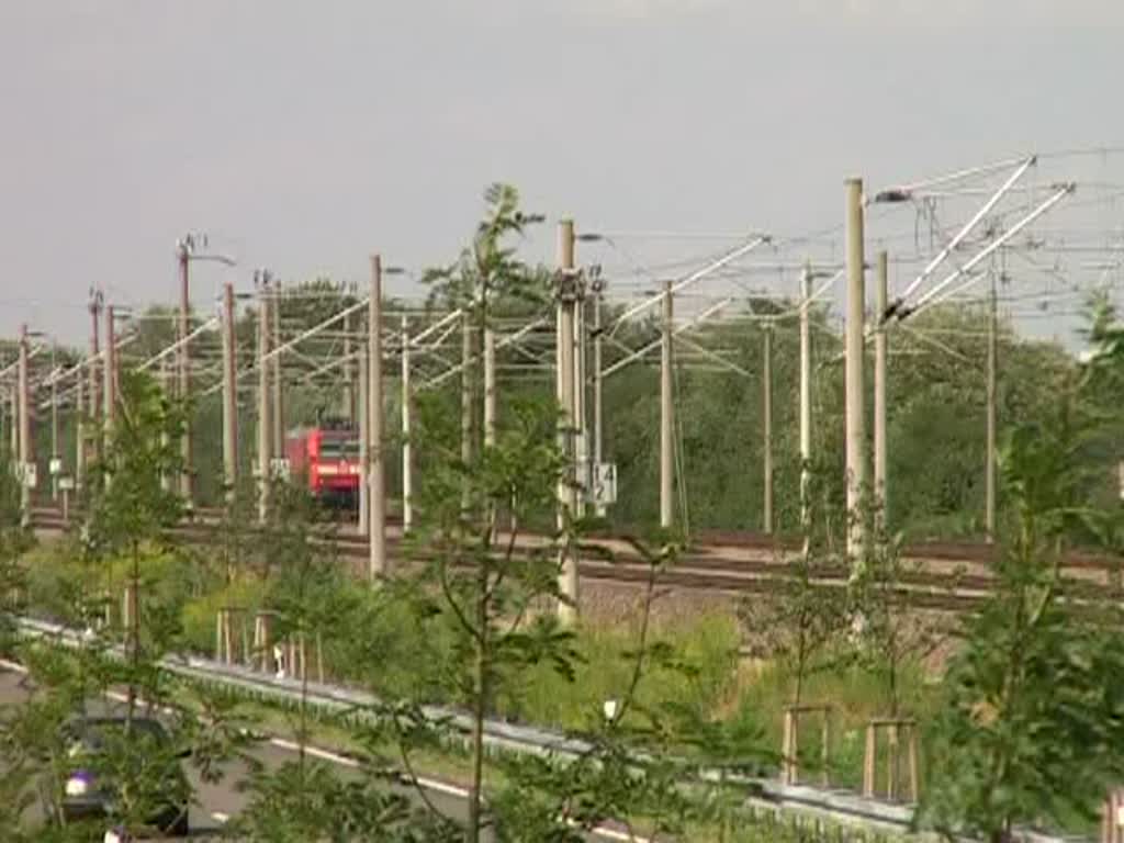 Eine einzelne 185-er macht sich am 29. Juli 2008 auf der Rheintalbahn auf den Weg Richtung Offenburg. An ihr vorbei fhrt ein ICE1, der ungewhnlicherweise heute auf der Regionalverkehrstrecke fhrt und daher auch nicht so schnell unterwegs sein kann wie sonst blich. (0:34 Minuten)