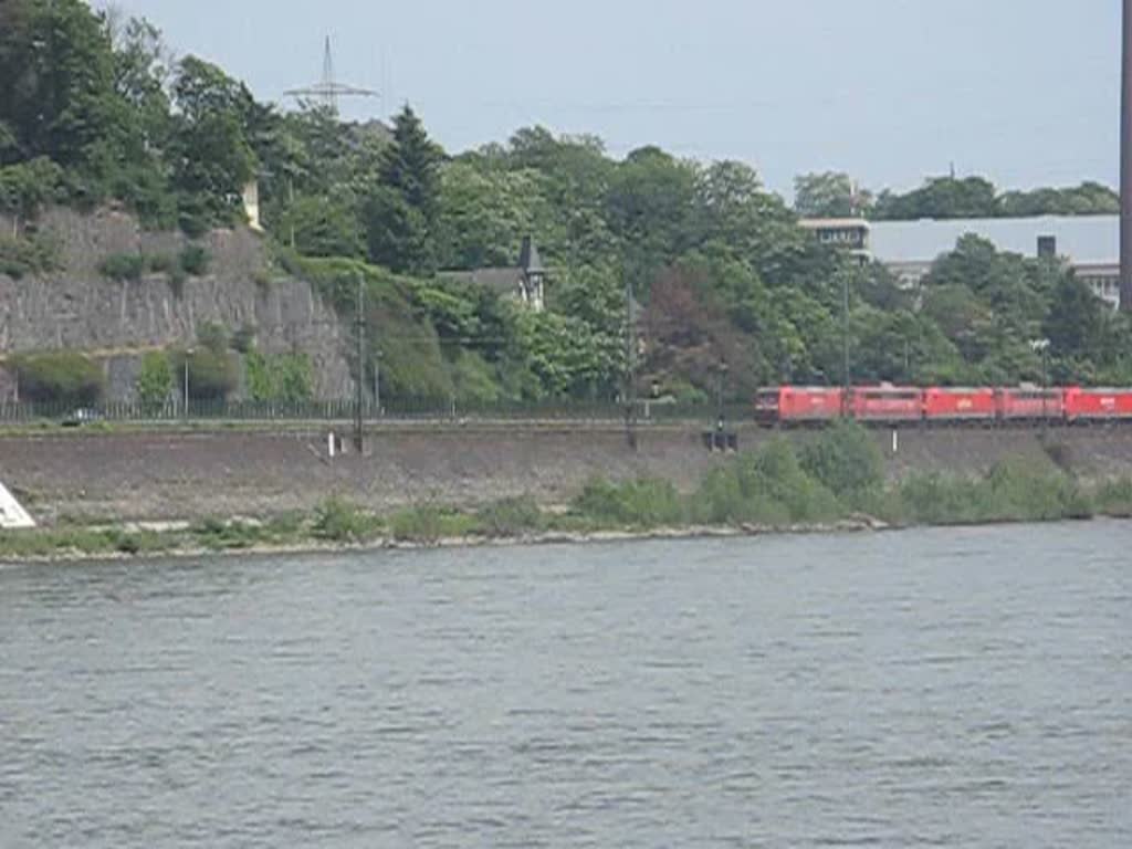 Eine Familienfeier in Andernach am 29.05.2010 konnte ich zu einem kleinen Abstecher an den Rhein nutzen, wo ich auf der anderen Seite diesen Lokzug beobachten durfte. Ich konnte natrlich keine Nummern erkennen, denke aber, das es sich um eine 185+151+185+140+185+140+3x143 handelt, allerdings lass ich mich von euch gerne eines besseren belehren!!