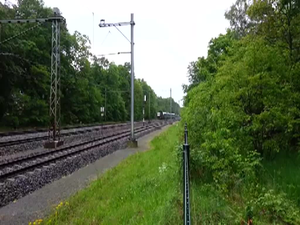 Eine G1206 LOCON Dispo Lok der MRCE bringt ein Norwegisches Zug Garnitur der Baureihe
BM 73 nach Haarlem zur Revision, und passiert die Gemeinde von Baarn. 11-05-2014