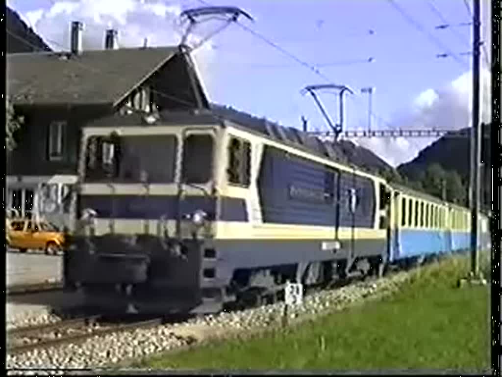 Eine GDe 4/4 der MOB ist am 30. September 1992 auf dem Weg nach Montreux in Rougemont.