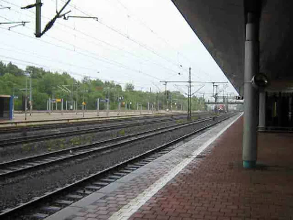 Eine Herkules Diesellok der OHE (Ost Hannoverschen Eisenbahn) mit Holzzug rollt in den Bahnhof Kassel Wilhelmshöhe zum Signal Halt ein.