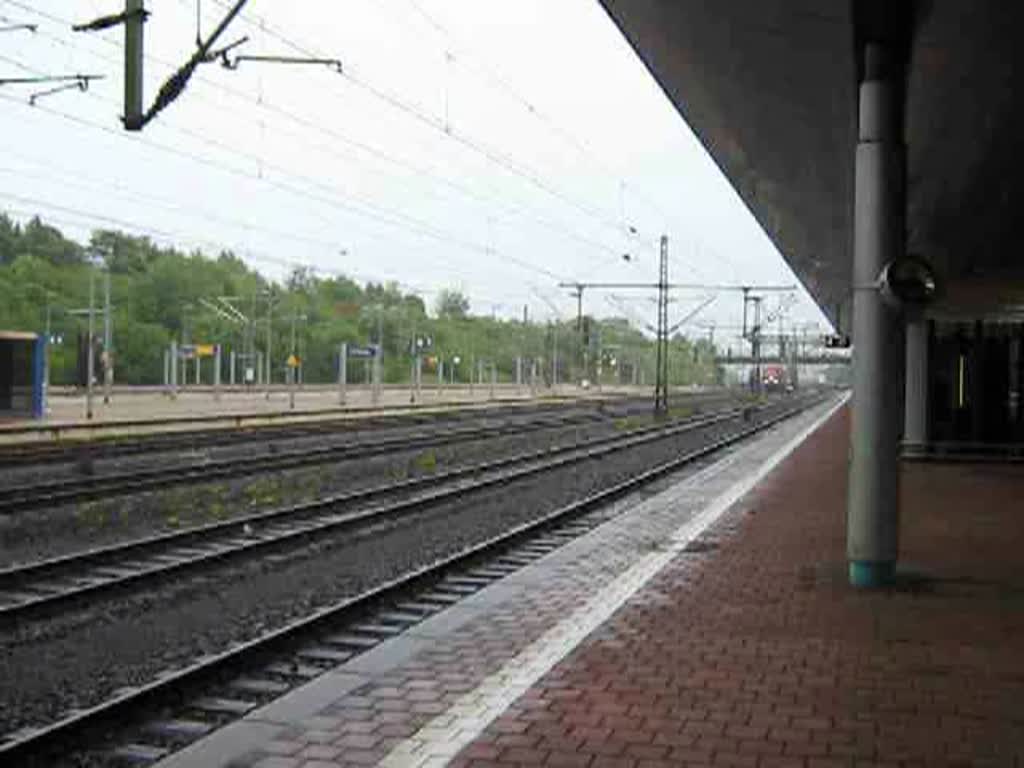 Eine Herkules Diesellok der OHE (Ost Hannoverschen Eisenbahn) mit Holzzug rollt in den Bahnhof Kassel Wilhelmshhe zum Signal Halt ein.