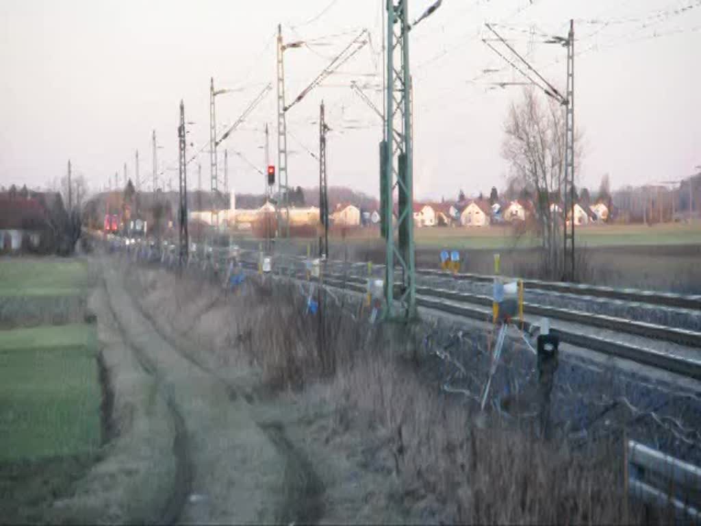 Eine HGK fhrt mit einem Kesselwagenzug in Richtung Ulm, vorbei an der Warnanlage der Baustelle. Da in der Zwischenzeit die Strecke im Schatten liegt, sind die Warnlichter gut zu sehen, bei Neu-Ulm Pfuhl am 1.Mrz 2010.