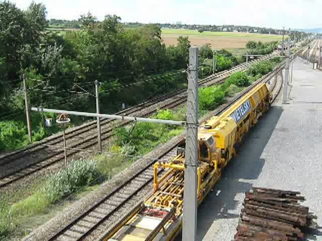 Eine interessante Beobachtung am 24.08.2009 von der Brcke, die ber den Wiener Zvbf fhrt: 1014 004-4 fhrt mit einer REX Garnitur in Richtung Wien City vorbei.